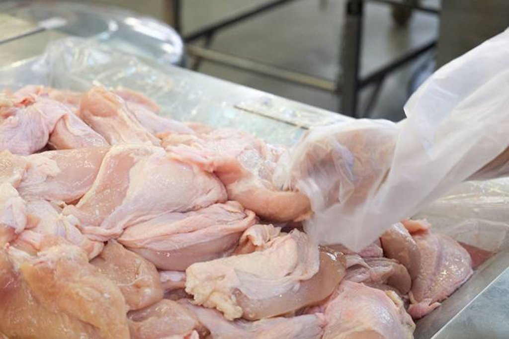 O Ministério da Agricultura suspendeu, de forma preventiva, as exportações de carne de frango das três frigoríficos da BRF envolvidas na Operação Trapaça: Mineiros (GO), Rio Verde (GO) e Carambeí (PR); a empresa de alimentos, formada pela fusão de Sadia e Perdigão, tem 35 fábricas e foi alvo da operação por causa de supostas fraudes na venda de carne; o grupo teria escondido a existência da bactéria Salmonella pullorum em 46 mil aves numa fábrica da gigante do ramo de alimentação, adulterou um composto vitamínico dado aos frangos e fraudou resultados de laboratório; os embarques de frango foram interrompidos para 12 destinos, incluindo União Europeia (Foto: Leonardo Lucena) O Ministério da Agricultura suspendeu, de forma preventiva, as exportações de carne de frango das três frigoríficos da BRF envolvidas na Operação Trapaça: Mineiros (GO), Rio Verde (GO) e Carambeí (PR); a empresa de alimentos, formada pela fusão de Sadia e Perdigão, tem 35 fábricas e foi alvo da operação por causa de supostas fraudes na venda de carne; o grupo teria escondido a existência da bactéria Salmonella pullorum em 46 mil aves numa fábrica da gigante do ramo de alimentação, adulterou um composto vitamínico dado aos frangos e fraudou resultados de laboratório; os embarques de frango foram interrompidos para 12 destinos, incluindo União Europeia
