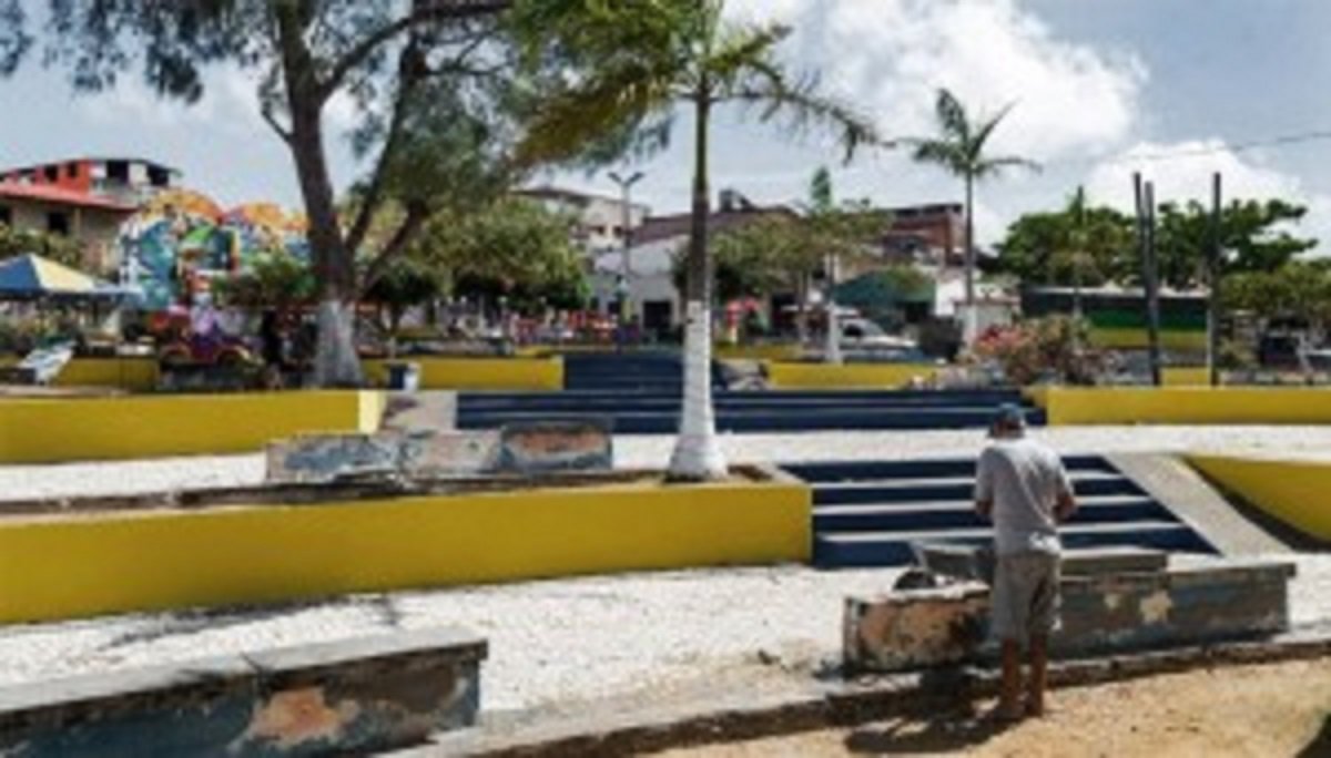 O Ministério Público do Estado do Ceará (MPCE) ajuizou uma ação civil pública por ato de improbidade administrativa contra o prefeito Marcos Henrique Ferreira do Prado (PSDB), de Trairi, pelo uso de cores partidárias extraoficiais nos prédios, praças e eventos públicos. A ação pede que o prefeito se abstenha de realizar qualquer ato público utilizando-se das cores de seu partido, bem como interrompa imediatamente a pintura de qualquer prédio ou espaço público com as cores azul e amarelo, sob pena de pagamento de multa no valor de R$ 5.000,00 para cada evento público e R$ 10.000,00 para cada prédio público pintado (Foto: Fatima 247) O Ministério Público do Estado do Ceará (MPCE) ajuizou uma ação civil pública por ato de improbidade administrativa contra o prefeito Marcos Henrique Ferreira do Prado (PSDB), de Trairi, pelo uso de cores partidárias extraoficiais nos prédios, praças e eventos públicos. A ação pede que o prefeito se abstenha de realizar qualquer ato público utilizando-se das cores de seu partido, bem como interrompa imediatamente a pintura de qualquer prédio ou espaço público com as cores azul e amarelo, sob pena de pagamento de multa no valor de R$ 5.000,00 para cada evento público e R$ 10.000,00 para cada prédio público pintado