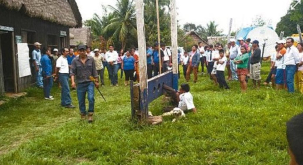 Moradores de uma comunidade em San Buenaventura, ao Norte de La Paz, na Bolívia, amarraram o prefeito da cidade a um instrumento de tortura conhecido como berlinda, usado na Idade Média, acusando-o de não cumprir promessas da campanha eleitoral; Javier Delgado teve a perna direita presa à berlinda por habitantes de San José de Uchupiamonas, situada a 50 km da prefeitura de San Buenaventura
(Foto: Leonardo Lucena) Moradores de uma comunidade em San Buenaventura, ao Norte de La Paz, na Bolívia, amarraram o prefeito da cidade a um instrumento de tortura conhecido como berlinda, usado na Idade Média, acusando-o de não cumprir promessas da campanha eleitoral; Javier Delgado teve a perna direita presa à berlinda por habitantes de San José de Uchupiamonas, situada a 50 km da prefeitura de San Buenaventura