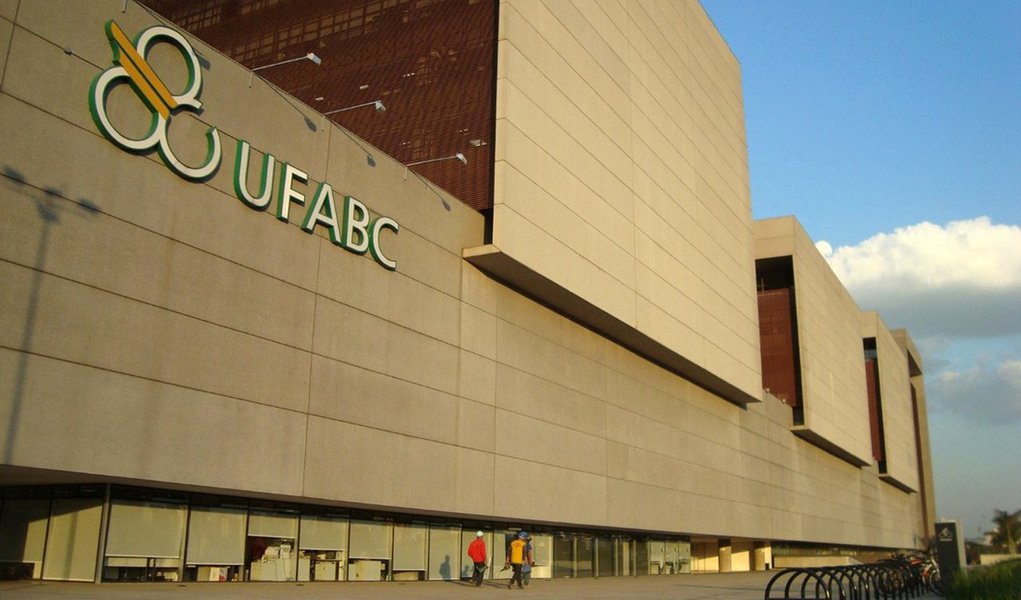 Seguindo o exemplo de outras instituições públicas de ensino superior, a Universidade Federal do ABC (UFABC) também terá um curso sobre o golpe parlamentar que levou Michel Temer ao poder e suas consequências para o Brasil; A implantação do curso pela UFABC ganha peso político ainda maior, uma vez que o governo Temer não aceitou o resultado da eleição que elegeu Dácio Roberto Matheus para reitor da universidade (Foto: Paulo Emílio) Seguindo o exemplo de outras instituições públicas de ensino superior, a Universidade Federal do ABC (UFABC) também terá um curso sobre o golpe parlamentar que levou Michel Temer ao poder e suas consequências para o Brasil; A implantação do curso pela UFABC ganha peso político ainda maior, uma vez que o governo Temer não aceitou o resultado da eleição que elegeu Dácio Roberto Matheus para reitor da universidade