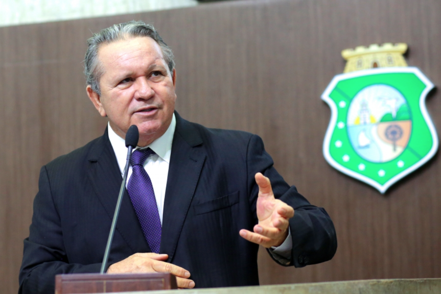 Em pronunciamento na Assembleia Legislativa nesta sexta-feira (2), o deputado Tomaz Holanda (PPS) esclareceu que não houve “aliança” do governador Camilo Santana (PT) com o presidente do Senado Federal, Eunício Oliveira (MDB-CE) em relação à intervenção de forças federais no Ceará. “Isso quem destacou foi o ministro da Segurança Nacional, Raul Jungmann, que ressaltou na matéria da Agência Brasil que a situação no Ceará não pode ser comparada com a do Rio de Janeiro. Não tem nada a ver com essa aliança política para essa questão da segurança pública”, assegurou (Foto: Rodrigo Rocha) Em pronunciamento na Assembleia Legislativa nesta sexta-feira (2), o deputado Tomaz Holanda (PPS) esclareceu que não houve “aliança” do governador Camilo Santana (PT) com o presidente do Senado Federal, Eunício Oliveira (MDB-CE) em relação à intervenção de forças federais no Ceará. “Isso quem destacou foi o ministro da Segurança Nacional, Raul Jungmann, que ressaltou na matéria da Agência Brasil que a situação no Ceará não pode ser comparada com a do Rio de Janeiro. Não tem nada a ver com essa aliança política para essa questão da segurança pública”, assegurou