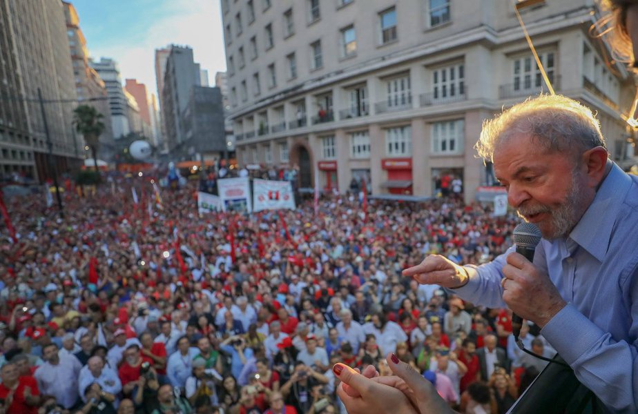 Sem provas para condenar Lula, o julgamento se baseou em acusações políticas e que o apoio ao ex-presidente vai continuar, afirma o deputado federal Zeca Dirceu (PT-PR); o deputado, com outras lideranças políticas e sociais, participam de ato a favor do ex-presidente Lula na Praça da República, em São Paulo, ainda nesta quarta (24) (Foto: Charles Nisz) Sem provas para condenar Lula, o julgamento se baseou em acusações políticas e que o apoio ao ex-presidente vai continuar, afirma o deputado federal Zeca Dirceu (PT-PR); o deputado, com outras lideranças políticas e sociais, participam de ato a favor do ex-presidente Lula na Praça da República, em São Paulo, ainda nesta quarta (24)