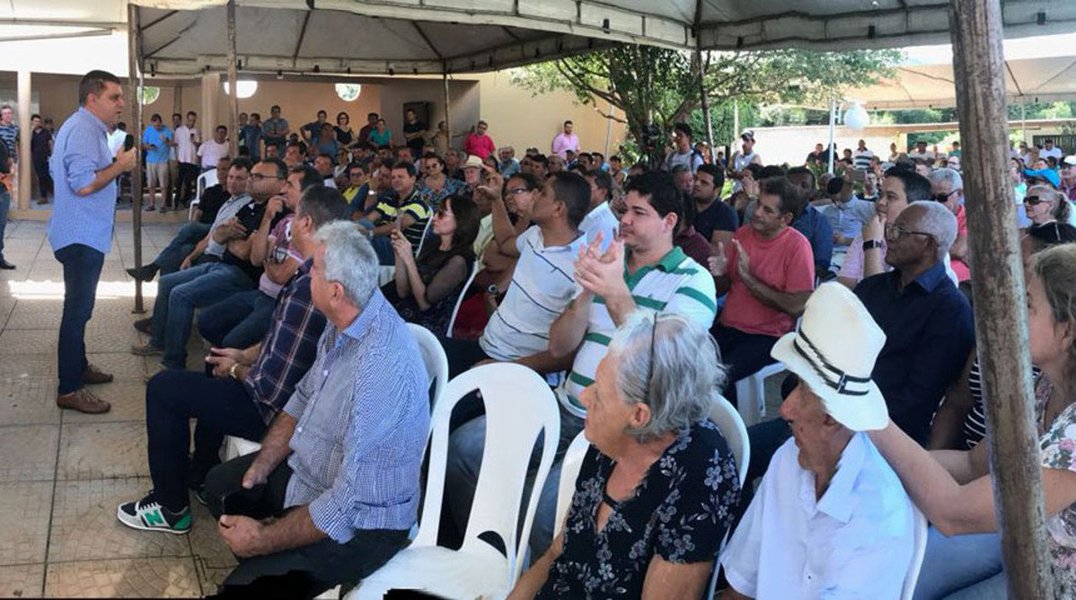 Em reunião com líderes políticos e de setores produtivos em Miracema, o prefeito licenciado de Palmas e pré-candidato a governador, Carlos Amastha (PSB), destacou a necessidade de mudanças das relações entre poderes para fortalecer os municípios: “A economia brasileira se movimenta nos municípios. A saída para a crise está no fortalecimento dos municípios. O modelo de gestão que aí está deve ser revisto”, declarou o prefeito licenciado de Palmas (Foto: Charles Nisz) Em reunião com líderes políticos e de setores produtivos em Miracema, o prefeito licenciado de Palmas e pré-candidato a governador, Carlos Amastha (PSB), destacou a necessidade de mudanças das relações entre poderes para fortalecer os municípios: “A economia brasileira se movimenta nos municípios. A saída para a crise está no fortalecimento dos municípios. O modelo de gestão que aí está deve ser revisto”, declarou o prefeito licenciado de Palmas
