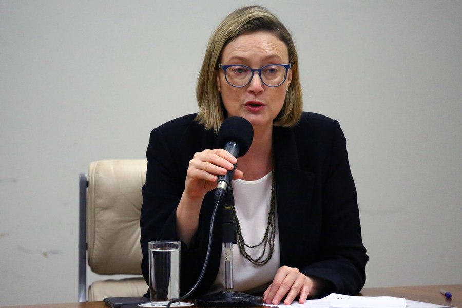 A deputada federal Maria do Rosário (PT-RS) criticou o governo de Michel Temer, após uma reportagem do Estadão apontar que os gastos da atual gestão com saúde e educação diminuíram 3,1% no ano passado em relação a 2016, se descontada a inflação; "O agravamento negativo de todos os índices sociais e humanos no Brasil é fruto da ganância de um projeto político destrutivo. Um punhado de vendilhões usou uma turba idiotizada para destruir o País", escreveu a petista em sua conta no Twitter. (Foto: Leonardo Lucena) A deputada federal Maria do Rosário (PT-RS) criticou o governo de Michel Temer, após uma reportagem do Estadão apontar que os gastos da atual gestão com saúde e educação diminuíram 3,1% no ano passado em relação a 2016, se descontada a inflação; "O agravamento negativo de todos os índices sociais e humanos no Brasil é fruto da ganância de um projeto político destrutivo. Um punhado de vendilhões usou uma turba idiotizada para destruir o País", escreveu a petista em sua conta no Twitter.