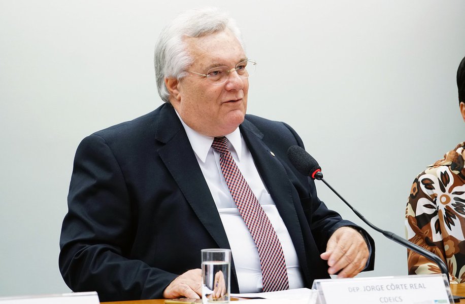O deputada federal Jorge Corte Real (PE) é um dos nomes cotados do PTB para assumir o Ministério do Trabalho, após a legenda desistir de indicar a deputada federal Cristiane Brasil (PTB-RJ) para a pasta. A possibilidade de a parlamentar assumir o cargo causou grande desgaste ao governo Temer; Cristiane enfrenta processos na Justiça do Trabalho, teve o nome incluído no Banco Nacional de Devedores Trabalhistas (BNDT) e é suspeita de associação ao tráfico; além do parlamentar pernambucano, o deputado federal Alex Canziani (PR) é outro nome cogitado pelo PTB para assumir a pasta (Foto: Leonardo Lucena) O deputada federal Jorge Corte Real (PE) é um dos nomes cotados do PTB para assumir o Ministério do Trabalho, após a legenda desistir de indicar a deputada federal Cristiane Brasil (PTB-RJ) para a pasta. A possibilidade de a parlamentar assumir o cargo causou grande desgaste ao governo Temer; Cristiane enfrenta processos na Justiça do Trabalho, teve o nome incluído no Banco Nacional de Devedores Trabalhistas (BNDT) e é suspeita de associação ao tráfico; além do parlamentar pernambucano, o deputado federal Alex Canziani (PR) é outro nome cogitado pelo PTB para assumir a pasta
