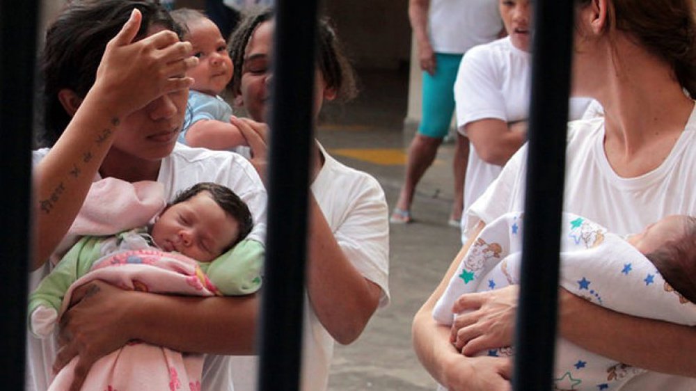 Cerca de 74 internas do Sistema Penitenciário Feminino de Alagoas devem cumprir a pena em casa após a decisão do Supremo Tribunal Federal (STF) em que mulheres grávidas ou com filhos de até 12 anos terão o direito de deixar a cadeia e cumprir prisão domiciliar até seus respectivos casos serem julgados; número representa um terço do total de presidiárias, que é de 220; decisão deve ser cumprida pela secretaria, mas ainda não há informação de quando isso deve ocorrer (Foto: Voney Malta) Cerca de 74 internas do Sistema Penitenciário Feminino de Alagoas devem cumprir a pena em casa após a decisão do Supremo Tribunal Federal (STF) em que mulheres grávidas ou com filhos de até 12 anos terão o direito de deixar a cadeia e cumprir prisão domiciliar até seus respectivos casos serem julgados; número representa um terço do total de presidiárias, que é de 220; decisão deve ser cumprida pela secretaria, mas ainda não há informação de quando isso deve ocorrer
