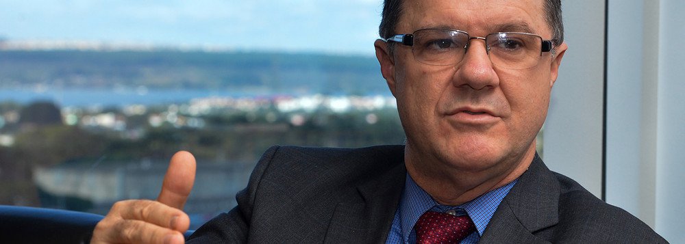 Para o ex-ministro da Previdência Carlos Gabas (governos Lula e Dilma), afirma que, nos contratos intermitentes, o trabalhador tem dificuldade em manter constante o valor da contribuição previdenciária e, caso a sua remuneração não atinga o equivalente ao salário mínimo, terá de tirar do próprio bolso para ter garantido o direito à aposentadoria; "Isso vai fazer com que os trabalhadores não consigam atingir o mínimo de 25 anos (de contribuição), que é o que o governo quer impor agora com a reforma" (Foto: Leonardo Lucena) Para o ex-ministro da Previdência Carlos Gabas (governos Lula e Dilma), afirma que, nos contratos intermitentes, o trabalhador tem dificuldade em manter constante o valor da contribuição previdenciária e, caso a sua remuneração não atinga o equivalente ao salário mínimo, terá de tirar do próprio bolso para ter garantido o direito à aposentadoria; "Isso vai fazer com que os trabalhadores não consigam atingir o mínimo de 25 anos (de contribuição), que é o que o governo quer impor agora com a reforma"