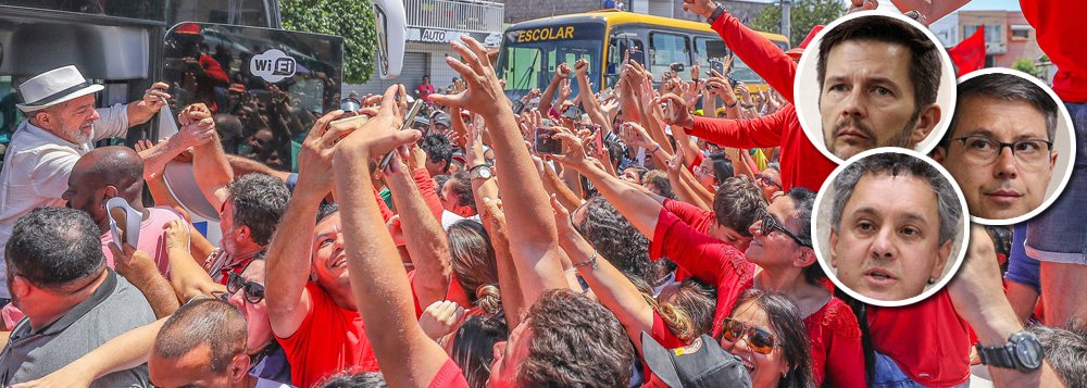 Não é o ex-presidente Luiz Inácio Lula da Silva que estará sendo julgado, no próximo dia 24, em Porto Alegre, por reformas num apartamento que não lhe pertence e nunca lhe pertenceu. Quem estará sendo julgado por três desembargadores gaúchos – João Pedro Gebran, Victor Laus e Leandro Paulsen – é a própria democracia brasileira, já ferida por um impeachment sem crime de responsabilidade em 2016, que permitiu a substituição de uma presidente honesta pela seleção brasileira da corrupção, e que poderá ser enterrada de vez, caso os eleitores sejam impedidos de votar no personagem que hoje lidera todas as pesquisas de intenção de voto (Foto: Leonardo Attuch) Não é o ex-presidente Luiz Inácio Lula da Silva que estará sendo julgado, no próximo dia 24, em Porto Alegre, por reformas num apartamento que não lhe pertence e nunca lhe pertenceu. Quem estará sendo julgado por três desembargadores gaúchos – João Pedro Gebran, Victor Laus e Leandro Paulsen – é a própria democracia brasileira, já ferida por um impeachment sem crime de responsabilidade em 2016, que permitiu a substituição de uma presidente honesta pela seleção brasileira da corrupção, e que poderá ser enterrada de vez, caso os eleitores sejam impedidos de votar no personagem que hoje lidera todas as pesquisas de intenção de voto