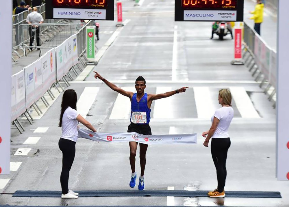 Africanos dominaram a 93ª edição da tradicional Corrida de São Silvestre, realizada em São Paulo; Brasil teve a sua pior colocação desde 2011, sem conseguir que nenhum atleta subisse ao pódio; ganhador da corrida foi o etíope Dawitt Admasu, 31, que percorreu o percurso em 44min15s; Ederson Vilela foi o brasileiro que obteve a melhor colocação e chegou em 11º lugar; na prova feminina, a queniana Flomena Cheyech completou os 15 quilômetros do circuito com o tempo de 50min18; brasileira foi Joziane Cardoso terminou a prova com a décima colocação (Foto: Paulo Emílio) Africanos dominaram a 93ª edição da tradicional Corrida de São Silvestre, realizada em São Paulo; Brasil teve a sua pior colocação desde 2011, sem conseguir que nenhum atleta subisse ao pódio; ganhador da corrida foi o etíope Dawitt Admasu, 31, que percorreu o percurso em 44min15s; Ederson Vilela foi o brasileiro que obteve a melhor colocação e chegou em 11º lugar; na prova feminina, a queniana Flomena Cheyech completou os 15 quilômetros do circuito com o tempo de 50min18; brasileira foi Joziane Cardoso terminou a prova com a décima colocação