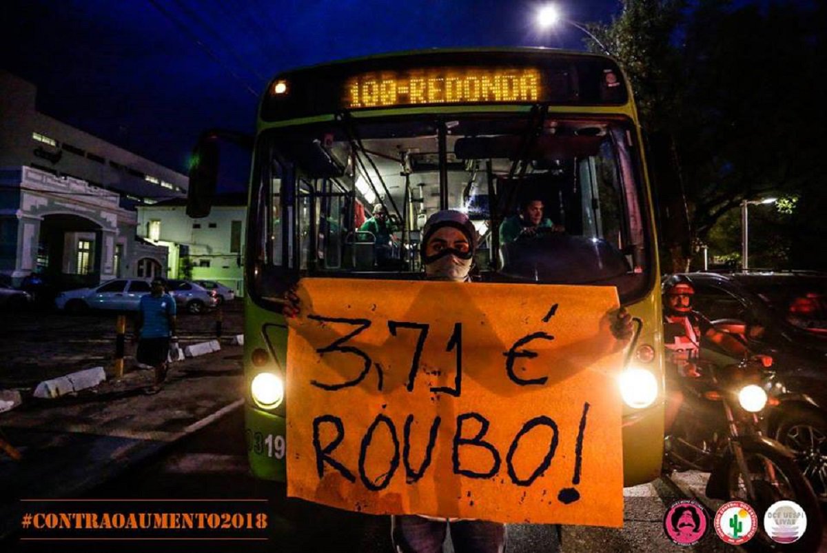 Representantes do Diretório Central dos Estudantes da UFPI tentaram invadir a reunião do Conselho Municipal de Transporte Público, na sede da Strans, onde estava em votação a proposta de reajuste da tarifa dos transportes públicos para 2018, mas foram impedidos pela Polícia Militar. O DCE deve entrar na justiça para anular a reunião. Mais cedo, os estudantes realizaram um ato público contra o aumento da passagem, em frente à STRANS. A passagem de transporte coletivo em Teresina, em 2018, pode passar de R$ 3,30 para R$ 3,71, - um aumento de R$ 0,41. Já a tarifa para estudante pode ser descongelada de R$ 1,05 para R$ 1,18 (Foto: Fatima 247) Representantes do Diretório Central dos Estudantes da UFPI tentaram invadir a reunião do Conselho Municipal de Transporte Público, na sede da Strans, onde estava em votação a proposta de reajuste da tarifa dos transportes públicos para 2018, mas foram impedidos pela Polícia Militar. O DCE deve entrar na justiça para anular a reunião. Mais cedo, os estudantes realizaram um ato público contra o aumento da passagem, em frente à STRANS. A passagem de transporte coletivo em Teresina, em 2018, pode passar de R$ 3,30 para R$ 3,71, - um aumento de R$ 0,41. Já a tarifa para estudante pode ser descongelada de R$ 1,05 para R$ 1,18