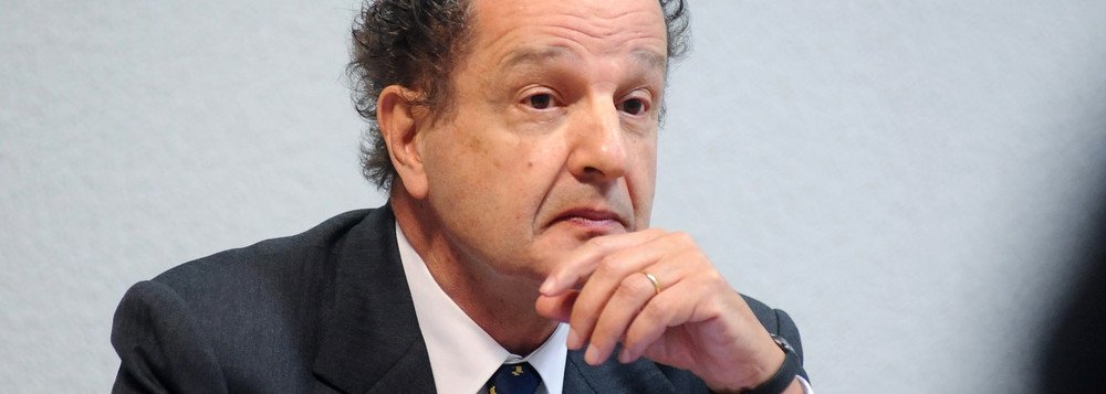 O jornalista Juca Kfouri criticou a mistura recorrente de jornalismo esportivo e entretenimento, sobretudo a intimidade de emissoras de televisão com federações e a CBF; "Nós sofremos da leifertização do jornalismo esportivo. É muita gracinha. Briga-se pra saber quem é mais engraçadinho, quem faz a melhor piada. Não estou pregando o mau humor, é bom dar risada. Mas tem uma hora pra rir e uma hora pra chorar"
(Foto: Leonardo Lucena) O jornalista Juca Kfouri criticou a mistura recorrente de jornalismo esportivo e entretenimento, sobretudo a intimidade de emissoras de televisão com federações e a CBF; "Nós sofremos da leifertização do jornalismo esportivo. É muita gracinha. Briga-se pra saber quem é mais engraçadinho, quem faz a melhor piada. Não estou pregando o mau humor, é bom dar risada. Mas tem uma hora pra rir e uma hora pra chorar"
