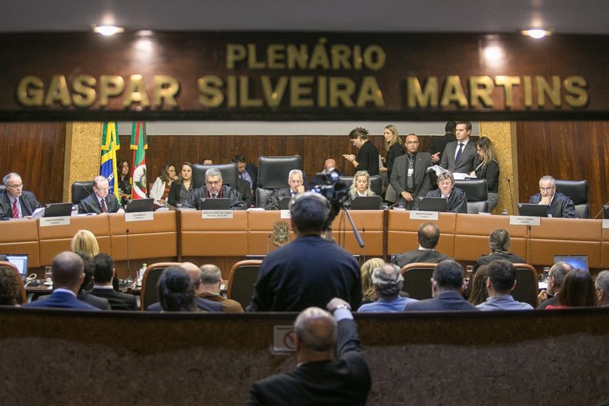 Somando gastos nos três poderes, além de outras instituições como Ministério Público e o próprio TCE, a despesa com pessoal em 2017 chegou a R$ a 54,9% da receita corrente líquida; o número poderia dificultar a adesão do RS ao Regime de Recuperação Fiscal, que exige gastos de 70%; nos números do governo de José Ivo Sartori (MDB), os gastos chegariam a 73% de despesas em cima da receita líquida (Foto: Charles Nisz) Somando gastos nos três poderes, além de outras instituições como Ministério Público e o próprio TCE, a despesa com pessoal em 2017 chegou a R$ a 54,9% da receita corrente líquida; o número poderia dificultar a adesão do RS ao Regime de Recuperação Fiscal, que exige gastos de 70%; nos números do governo de José Ivo Sartori (MDB), os gastos chegariam a 73% de despesas em cima da receita líquida