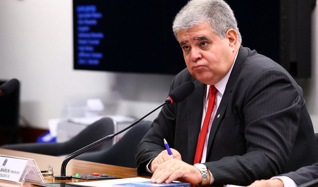 O ministro da secretaria de Governo, Carlos Marun, também negou ter condicionado a liberação financiamentos em bancos públicos para governadores em troca de apoio deles na busca de votos com o objetivo de aprovar a reforma da Previdência; "Mas também é verdade que não vamos abrir mão de pleitear o apoio dos agentes públicos e, especialmente, daqueles que estão sendo beneficiados por ações do governo"; Marun havia dito que o governo vê a necessidade de "ser discutido com esses governantes alguma reciprocidade no sentido de que seja aprovada a reforma da Previdência"; segundo ele, financiamentos da Caixa "são ações de governo"; declaração recebeu repúdio de governadores do Nordeste (Foto: Leonardo Lucena) O ministro da secretaria de Governo, Carlos Marun, também negou ter condicionado a liberação financiamentos em bancos públicos para governadores em troca de apoio deles na busca de votos com o objetivo de aprovar a reforma da Previdência; "Mas também é verdade que não vamos abrir mão de pleitear o apoio dos agentes públicos e, especialmente, daqueles que estão sendo beneficiados por ações do governo"; Marun havia dito que o governo vê a necessidade de "ser discutido com esses governantes alguma reciprocidade no sentido de que seja aprovada a reforma da Previdência"; segundo ele, financiamentos da Caixa "são ações de governo"; declaração recebeu repúdio de governadores do Nordeste