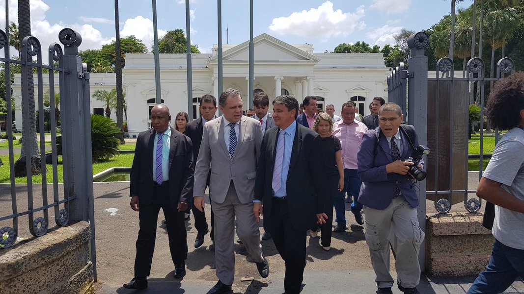 O governador Wellington Dias e o secretário de Estado da Saúde, Florentino Neto, lançaram um novo programa de modernização da rede hospitalar estadual, o Renova Saúde; com mais de R$ 12 milhões investidos em sua primeira etapa, a ação vai equipar os hospitais públicos do interior com instrumentos de ponta, facilitando o acesso a cirurgias mais modernas; no lançamento da ação, Dias agradeceu o trabalho da Secretaria de Saúde (Sesapi) que apresentou o projeto nos editais do Ministério da Saúde e a integração com a Bancada Federal do Piauí; “Nós estamos tratando da modernização da Saúde. Teremos equipamentos que vão permitir exames, cirurgias, que antes só eram feitas em Teresina e agora serão feitos em outras regiões do estado”, disse Wellington (Foto: Leonardo Lucena) O governador Wellington Dias e o secretário de Estado da Saúde, Florentino Neto, lançaram um novo programa de modernização da rede hospitalar estadual, o Renova Saúde; com mais de R$ 12 milhões investidos em sua primeira etapa, a ação vai equipar os hospitais públicos do interior com instrumentos de ponta, facilitando o acesso a cirurgias mais modernas; no lançamento da ação, Dias agradeceu o trabalho da Secretaria de Saúde (Sesapi) que apresentou o projeto nos editais do Ministério da Saúde e a integração com a Bancada Federal do Piauí; “Nós estamos tratando da modernização da Saúde. Teremos equipamentos que vão permitir exames, cirurgias, que antes só eram feitas em Teresina e agora serão feitos em outras regiões do estado”, disse Wellington