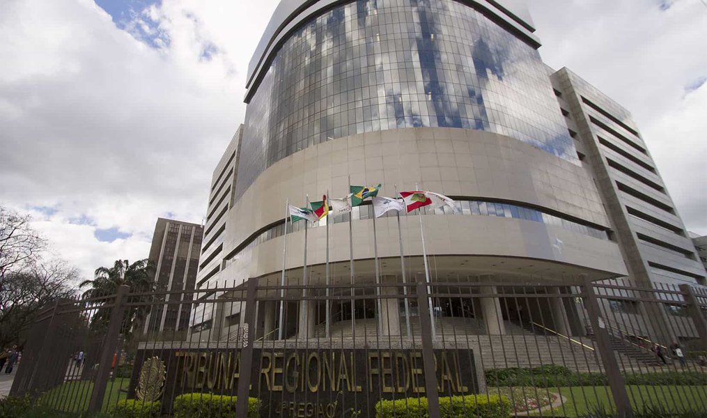 O Tribunal Regional Federal da 4ª Região (TRF4), em Porto Alegre, suspendeu o expediente no dia 24 de janeiro, dia em que a 8ª Turma do tribunal vai julgar a apelação do ex-presidente Lula contra a sentença do juiz federal Sérgio Moro no caso do triplex do Condomínio Solaris, no Guarujá (SP); com a decisão, somente as pessoas envolvidas diretamente no julgamento poderão entrar no prédio (Foto: Romulo Faro) O Tribunal Regional Federal da 4ª Região (TRF4), em Porto Alegre, suspendeu o expediente no dia 24 de janeiro, dia em que a 8ª Turma do tribunal vai julgar a apelação do ex-presidente Lula contra a sentença do juiz federal Sérgio Moro no caso do triplex do Condomínio Solaris, no Guarujá (SP); com a decisão, somente as pessoas envolvidas diretamente no julgamento poderão entrar no prédio