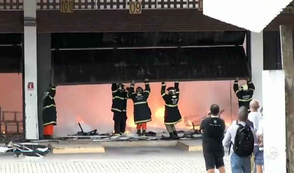 Pelo menos 90% do prédio do Centro de Triagem de Cartas e Encomendas dos Correios (CTCE Fortaleza) foi destruído em incêndio que começou na tarde desta terça-feira (13); em nota, os Correios afirmaram que vão efetuar as devidas indenizações aos clientes prejudicados após levantamento da carga postal destruída (Foto: Charles Nisz) Pelo menos 90% do prédio do Centro de Triagem de Cartas e Encomendas dos Correios (CTCE Fortaleza) foi destruído em incêndio que começou na tarde desta terça-feira (13); em nota, os Correios afirmaram que vão efetuar as devidas indenizações aos clientes prejudicados após levantamento da carga postal destruída