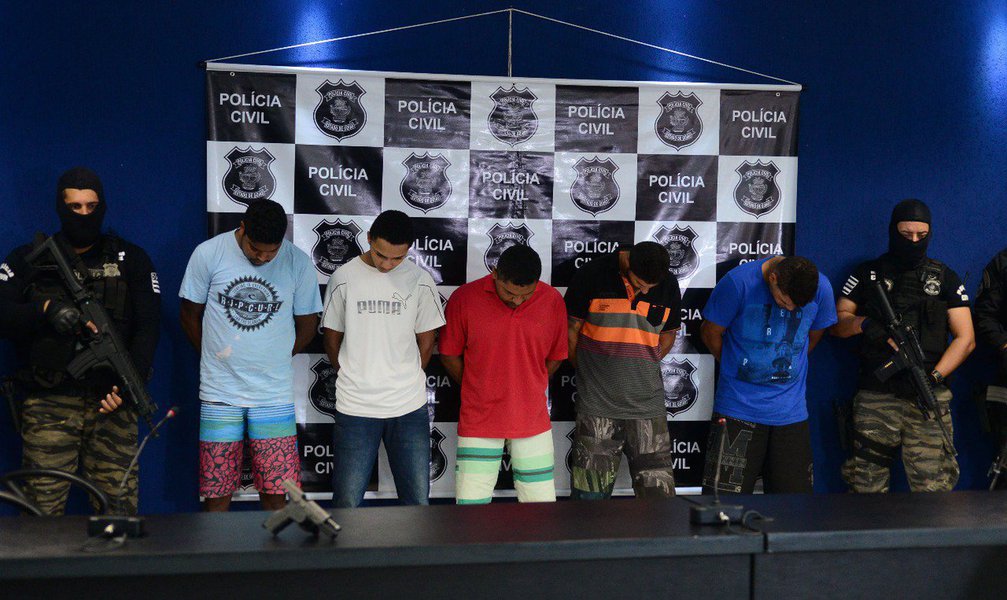 A Polícia Civil desarticulou uma associação criminosa que explodiu caixas eletrônicos em quatro municípios goianos; cinco suspeitos foram presos na Operação “Má Vizinhança”, que investiga a atuação da quadrilha há dois meses; os homens foram apresentados nesta segunda-feira (15/01), no auditório da Secretaria de Segurança Pública (SSP); foram detidos Frederico Mariano da Silva, de 33 anos – apontado como chefe do grupo -, Joeliton Ribeiro Pereira, 28, Fernando Rocha da Silva, 29, Erivaldo José Mariano, 40, e Luiz Fernando as Silva Mattos, 19 (Foto: José Barbacena) A Polícia Civil desarticulou uma associação criminosa que explodiu caixas eletrônicos em quatro municípios goianos; cinco suspeitos foram presos na Operação “Má Vizinhança”, que investiga a atuação da quadrilha há dois meses; os homens foram apresentados nesta segunda-feira (15/01), no auditório da Secretaria de Segurança Pública (SSP); foram detidos Frederico Mariano da Silva, de 33 anos – apontado como chefe do grupo -, Joeliton Ribeiro Pereira, 28, Fernando Rocha da Silva, 29, Erivaldo José Mariano, 40, e Luiz Fernando as Silva Mattos, 19