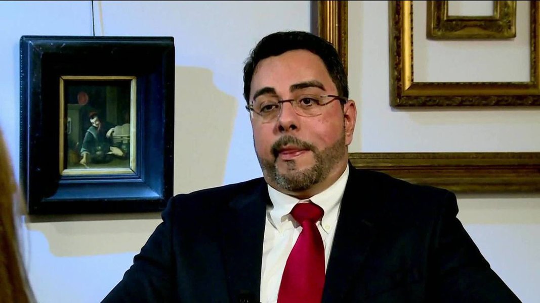 Jornalista Kiko Nogueira, do Diário do Centro do Mundo, observa que o juiz federal Marcelo Bretas, responsável pelos processos da Lava Jato no Rio de Janeiro, apesar de ser um "evangélico praticante que gosta de citar a Bíblia em suas sentenças", "precisa meditar e praticar mais" no que diz respeito ao auxílio moradia recebido por ele e pela mulher, "o que é proibido a casais de juízes que morem juntos"; "Outro irmão em Cristo, Deltan Dallagnol, faz especulação imobiliária com o Minha Casa Minha Vida, programa criado para pessoas de baixa renda — o que não é caso do procurador, muito pelo contrário", destaca (Foto: Paulo Emílio) Jornalista Kiko Nogueira, do Diário do Centro do Mundo, observa que o juiz federal Marcelo Bretas, responsável pelos processos da Lava Jato no Rio de Janeiro, apesar de ser um "evangélico praticante que gosta de citar a Bíblia em suas sentenças", "precisa meditar e praticar mais" no que diz respeito ao auxílio moradia recebido por ele e pela mulher, "o que é proibido a casais de juízes que morem juntos"; "Outro irmão em Cristo, Deltan Dallagnol, faz especulação imobiliária com o Minha Casa Minha Vida, programa criado para pessoas de baixa renda — o que não é caso do procurador, muito pelo contrário", destaca