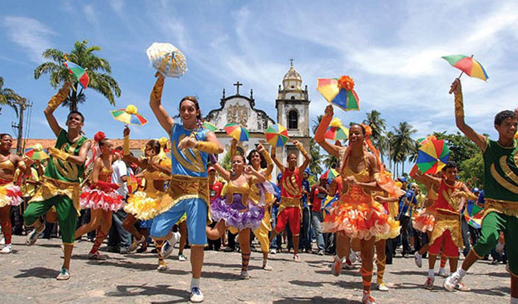 Enquanto a dança, o suor e alegria sobem e descem as ladeiras da charmosa e linda Olinda acompanhando os dançarinos no “ritmo da frevura”, talvez poucas pessoas percebam que estão diante de uma tradição cultural que desfilou pela primeira vez no carnaval de 2013 com o título de patrimônio imaterial da humanidade; o frevo é o primeiro bem brasileiro que entra na lista representativa da Unesco, depois de passar pelo crivo da convenção realizada em 2003; como manifestação cultural, o frevo surgiu no final do século 19, em Recife, em pleno carnaval, como expressão das classes populares, numa época em que a capital pernambucana começava a se urbanizar (Foto: Voney Malta) Enquanto a dança, o suor e alegria sobem e descem as ladeiras da charmosa e linda Olinda acompanhando os dançarinos no “ritmo da frevura”, talvez poucas pessoas percebam que estão diante de uma tradição cultural que desfilou pela primeira vez no carnaval de 2013 com o título de patrimônio imaterial da humanidade; o frevo é o primeiro bem brasileiro que entra na lista representativa da Unesco, depois de passar pelo crivo da convenção realizada em 2003; como manifestação cultural, o frevo surgiu no final do século 19, em Recife, em pleno carnaval, como expressão das classes populares, numa época em que a capital pernambucana começava a se urbanizar