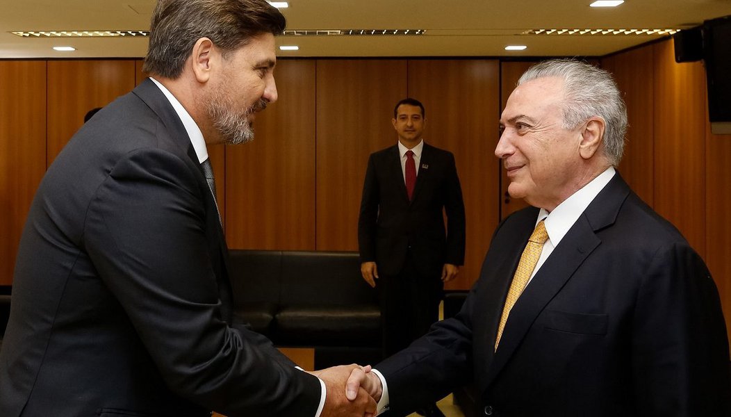 Michel Temer se reuniu nesta segunda-feira com o diretor-geral da Polícia Federal, Fernando Segovia, no Palácio do Planalto; o encontro acontece às vésperas de o peemedebista ter que responde exatamente à PF 50 questionamentos da PF sobre o chamado 'decreto de portos'; a assessoria de Temer disse que os temas tratados foram referentes à segurança pública e à segurança nas fronteiras; a reunião não estava prevista originalmente na agenda de Temer para esta segunda (Foto: Romulo Faro) Michel Temer se reuniu nesta segunda-feira com o diretor-geral da Polícia Federal, Fernando Segovia, no Palácio do Planalto; o encontro acontece às vésperas de o peemedebista ter que responde exatamente à PF 50 questionamentos da PF sobre o chamado 'decreto de portos'; a assessoria de Temer disse que os temas tratados foram referentes à segurança pública e à segurança nas fronteiras; a reunião não estava prevista originalmente na agenda de Temer para esta segunda