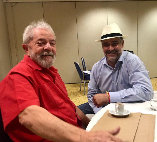 O deputado Paulo Pimenta, novo líder do PT na Câmara, vaticinou nesta segunda-feira, 1º, que a exatos 365 dias estará na posse do ex-presidente Luiz Inácio Lula da Silva como presidente da República; "Daqui a um ano estaremos em Brasília, pois teremos a posse do Lula. Até lá vamos lutar todos os dias, com todas as nossas forças para defendê-lo e defender a democracia", escreveu Pimenta em sua página no Facebook (Foto: Aquiles Lins) O deputado Paulo Pimenta, novo líder do PT na Câmara, vaticinou nesta segunda-feira, 1º, que a exatos 365 dias estará na posse do ex-presidente Luiz Inácio Lula da Silva como presidente da República; "Daqui a um ano estaremos em Brasília, pois teremos a posse do Lula. Até lá vamos lutar todos os dias, com todas as nossas forças para defendê-lo e defender a democracia", escreveu Pimenta em sua página no Facebook