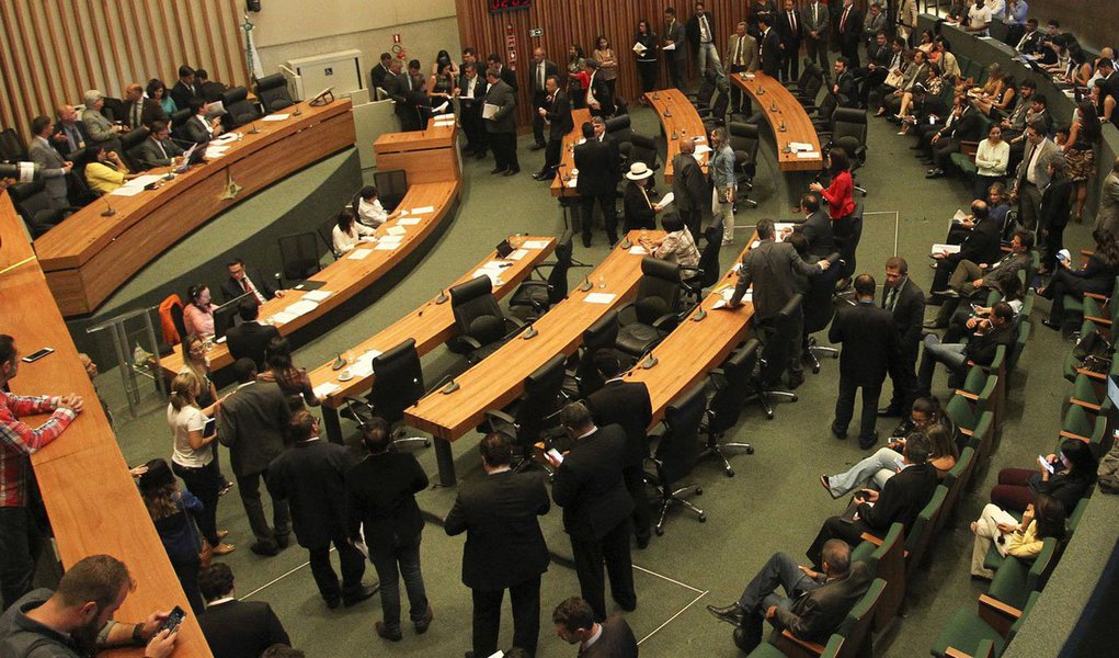 O governo do Distrito Federal poderá contar com R$ 1,5 bilhão a mais no orçamento deste ano; o montante abarca R$ 231 milhões de precatórios e R$ 1,3 bilhão em verbas economizadas do fundo de previdência dos servidores e foi liberado pela Câmara Legislativa na segunda (15); o Executivo do DF quer investir essa verba em projetos nas áreas de saúde, educação, mobilidade e infraestrutura (Foto: Charles Nisz) O governo do Distrito Federal poderá contar com R$ 1,5 bilhão a mais no orçamento deste ano; o montante abarca R$ 231 milhões de precatórios e R$ 1,3 bilhão em verbas economizadas do fundo de previdência dos servidores e foi liberado pela Câmara Legislativa na segunda (15); o Executivo do DF quer investir essa verba em projetos nas áreas de saúde, educação, mobilidade e infraestrutura