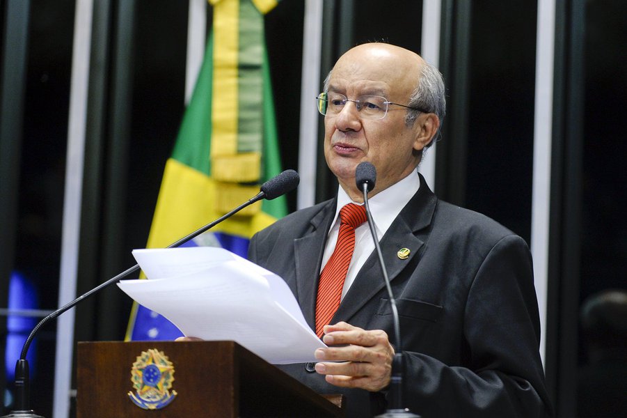 O senador José Pimentel (PT-CE) alertou para os riscos de a proposta da reforma da Previdência ser retomada por Michel Temer e enfatizou que a sociedade precisa manter-se mobilizada para evitar que a retirada de direitos dos trabalhadores seja aprovada ainda em 2018, após o processo eleitoral. “O governo está apenas dando um tempo, porque não conseguiu comprar o apoio para aprovar a reforma. Mas Temer não desistiu de acabar com o sistema previdenciário justo e equilibrado, que vigorou durante os governos Lula e Dilma. Portanto, a sociedade precisa manter-se mobilizada, para impedir a aprovação dessa malvadeza contra os trabalhadores”, ponderou (Foto: Rodrigo Rocha) O senador José Pimentel (PT-CE) alertou para os riscos de a proposta da reforma da Previdência ser retomada por Michel Temer e enfatizou que a sociedade precisa manter-se mobilizada para evitar que a retirada de direitos dos trabalhadores seja aprovada ainda em 2018, após o processo eleitoral. “O governo está apenas dando um tempo, porque não conseguiu comprar o apoio para aprovar a reforma. Mas Temer não desistiu de acabar com o sistema previdenciário justo e equilibrado, que vigorou durante os governos Lula e Dilma. Portanto, a sociedade precisa manter-se mobilizada, para impedir a aprovação dessa malvadeza contra os trabalhadores”, ponderou
