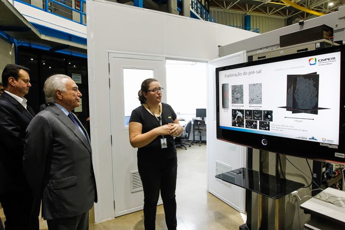 Michel Temer (PMDB) visitou nesta quinta-feira obras com repasses atrasados para a construção de um acelerador de partículas em Campinas (SP). Temer foi cobrado pelo diretor do projeto do Centro Nacional de Pesquisa em Energia e Materiais (CNPEM), Antonio José Roque que o equipamento corre o risco de ficar parado caso o governo não libere mais R$ 200 milhões até agosto; a colunista do 247, Tereza Cruvinel, lembra que a obra, dos governos Lula e Dilma, coloca o Brasil na vanguarda tecnológica do setor - um feito para o qual Temer nada contribuiu (Foto: Charles Nisz) Michel Temer (PMDB) visitou nesta quinta-feira obras com repasses atrasados para a construção de um acelerador de partículas em Campinas (SP). Temer foi cobrado pelo diretor do projeto do Centro Nacional de Pesquisa em Energia e Materiais (CNPEM), Antonio José Roque que o equipamento corre o risco de ficar parado caso o governo não libere mais R$ 200 milhões até agosto; a colunista do 247, Tereza Cruvinel, lembra que a obra, dos governos Lula e Dilma, coloca o Brasil na vanguarda tecnológica do setor - um feito para o qual Temer nada contribuiu