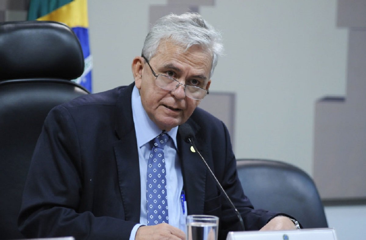 Mesmo sem o anúncio oficial, o deputado federal Pedro Fernandes (PTB-MA) confirmou que foi convidado para assumir o Ministério do Trabalho. Segundo ele, a nomeação deve ser publicada no Diário Oficial da União nesta sexta-feira (29) e a posse foi marcada para 4 de janeiro. Ele assume a vaga do também deputado do PTB, Ronaldo Nogueira, que pediu demissão do comando do Ministério do Trabalho, após divulgação dos dados sobre a queda do emprego no Brasil, no mês em que foi aprovada a Reforma Trabalhista. O ex-ministro alegou querer se dedicar a sua campanha para reeleição à Câmara Federal (Foto: Fatima 247) Mesmo sem o anúncio oficial, o deputado federal Pedro Fernandes (PTB-MA) confirmou que foi convidado para assumir o Ministério do Trabalho. Segundo ele, a nomeação deve ser publicada no Diário Oficial da União nesta sexta-feira (29) e a posse foi marcada para 4 de janeiro. Ele assume a vaga do também deputado do PTB, Ronaldo Nogueira, que pediu demissão do comando do Ministério do Trabalho, após divulgação dos dados sobre a queda do emprego no Brasil, no mês em que foi aprovada a Reforma Trabalhista. O ex-ministro alegou querer se dedicar a sua campanha para reeleição à Câmara Federal