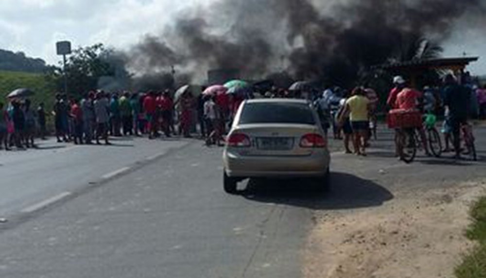 Manifestação de integrantes do Movimento de Libertação dos Sem Terra (MLST) interditou um trecho da BR-104, no município de Murici, na Zona da Mata alagoana; eles pedem a desapropriação das terras da Usina São Simeão; além da Polícia Rodoviária Federal(PRF), equipes da Polícia Militar estão no local para negociar a liberação da rodovia (Foto: Voney Malta) Manifestação de integrantes do Movimento de Libertação dos Sem Terra (MLST) interditou um trecho da BR-104, no município de Murici, na Zona da Mata alagoana; eles pedem a desapropriação das terras da Usina São Simeão; além da Polícia Rodoviária Federal(PRF), equipes da Polícia Militar estão no local para negociar a liberação da rodovia