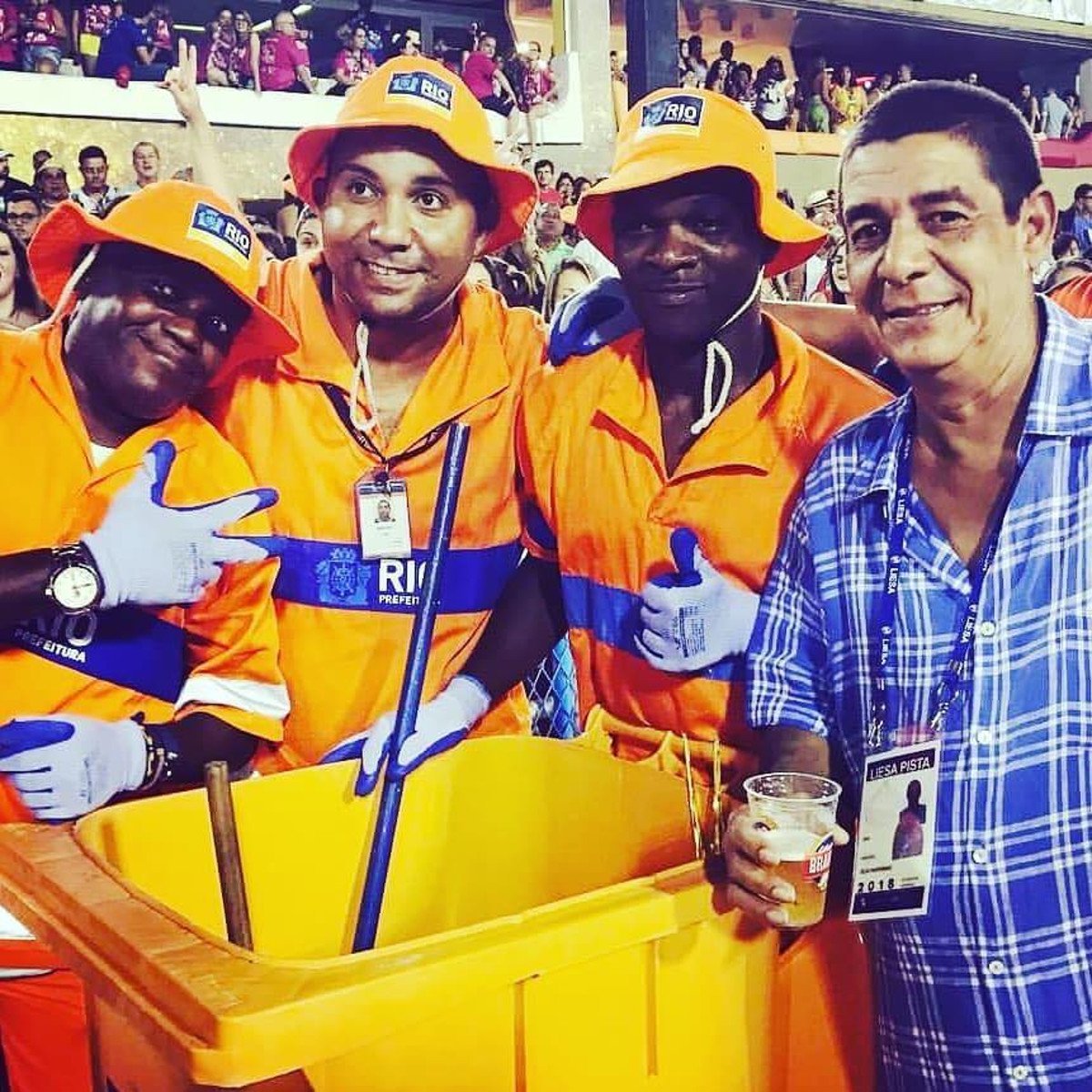 O sambista Zeca Pagodinho se mostrou mais à vontade no sambódromo da Sapucaí, no Rio de Janeiro, do que em São Paulo, onde cantou em um camarote particular; em São Paulo, Zeca se recusava a tirar foto com o prefeito paulistano; já no Rio de Janeiro, ao fazer uma foto com os garis da Sapucaí, Zeca estava bem mais sorridente do que ao tirar a foto com o prefeito de São Paulo (Foto: Charles Nisz) O sambista Zeca Pagodinho se mostrou mais à vontade no sambódromo da Sapucaí, no Rio de Janeiro, do que em São Paulo, onde cantou em um camarote particular; em São Paulo, Zeca se recusava a tirar foto com o prefeito paulistano; já no Rio de Janeiro, ao fazer uma foto com os garis da Sapucaí, Zeca estava bem mais sorridente do que ao tirar a foto com o prefeito de São Paulo