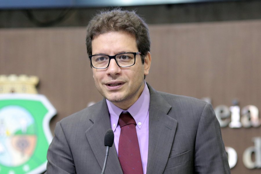 Para o deputado estadual Renato Roseno (Psol-CE), a intervenção federal no Rio de Janeiro, transferindo o comando das forças de segurança daquele estado para as Forças Armadas é uma medida é para atrair marketing a acabar com a agenda negativa do Governo Federal. Para o parlamentar o governo "tenta enganar a população com um assunto sério, que é a segurança pública”
(Foto: Fatima 247) Para o deputado estadual Renato Roseno (Psol-CE), a intervenção federal no Rio de Janeiro, transferindo o comando das forças de segurança daquele estado para as Forças Armadas é uma medida é para atrair marketing a acabar com a agenda negativa do Governo Federal. Para o parlamentar o governo "tenta enganar a população com um assunto sério, que é a segurança pública”