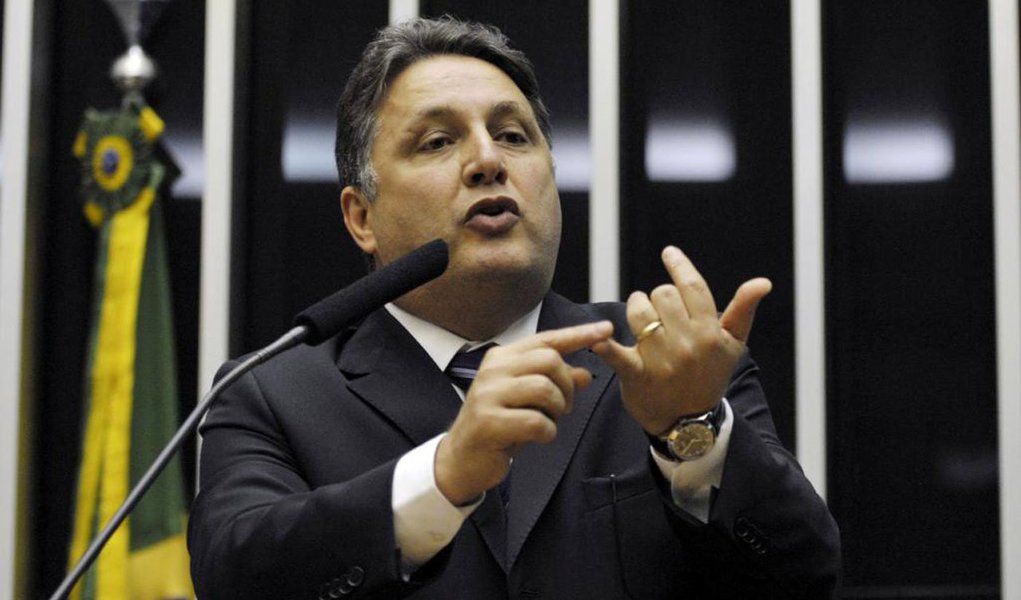 O ex-governador do Rio Anthony Garotinho (PR) publicou uma nota em seu blog anunciando que deixa o partido "aliviado, já que o partido hoje é uma sucursal do governo Michel Temer, que está entregando o Brasil, perseguindo aposentados, comprando deputados para aprovar reformas políticas, gastando bilhões para não ser investigado sobre as malas de Geddel Vieira Lima, as mutretas de Cunha, as maracutaias de Rodrigo Rocha Loures"; leia a íntegra (Foto: Leonardo Lucena) O ex-governador do Rio Anthony Garotinho (PR) publicou uma nota em seu blog anunciando que deixa o partido "aliviado, já que o partido hoje é uma sucursal do governo Michel Temer, que está entregando o Brasil, perseguindo aposentados, comprando deputados para aprovar reformas políticas, gastando bilhões para não ser investigado sobre as malas de Geddel Vieira Lima, as mutretas de Cunha, as maracutaias de Rodrigo Rocha Loures"; leia a íntegra