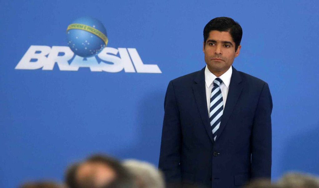 O prefeito de Salvador, ACM Neto (DEM), considera com mais força a possibilidade de não deixar a prefeitura para disputar o governo do Estado; se perder para o governador Rui Costa, que vai à reeleição, ACM Neto ficaria sem mandato até 2022, tempo demais longe do eleitor para quem depende de votos; além disso, a legislação eleitoral o impede de tentar voltar à prefeitura em 2020 (Foto: Aquiles Lins) O prefeito de Salvador, ACM Neto (DEM), considera com mais força a possibilidade de não deixar a prefeitura para disputar o governo do Estado; se perder para o governador Rui Costa, que vai à reeleição, ACM Neto ficaria sem mandato até 2022, tempo demais longe do eleitor para quem depende de votos; além disso, a legislação eleitoral o impede de tentar voltar à prefeitura em 2020