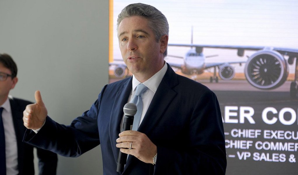 Falando no Singapore Airshow, o presidente da unidade de aviação comercial da Embraer, John Slattery, disse em uma coletiva de imprensa que a Embraer ainda não recebeu uma proposta da Boeing; "O único motivo para isso é que as partes continuam a trabalhar na identificação de estruturas que possam funcionar", disse ele (Foto: Aquiles Lins) Falando no Singapore Airshow, o presidente da unidade de aviação comercial da Embraer, John Slattery, disse em uma coletiva de imprensa que a Embraer ainda não recebeu uma proposta da Boeing; "O único motivo para isso é que as partes continuam a trabalhar na identificação de estruturas que possam funcionar", disse ele