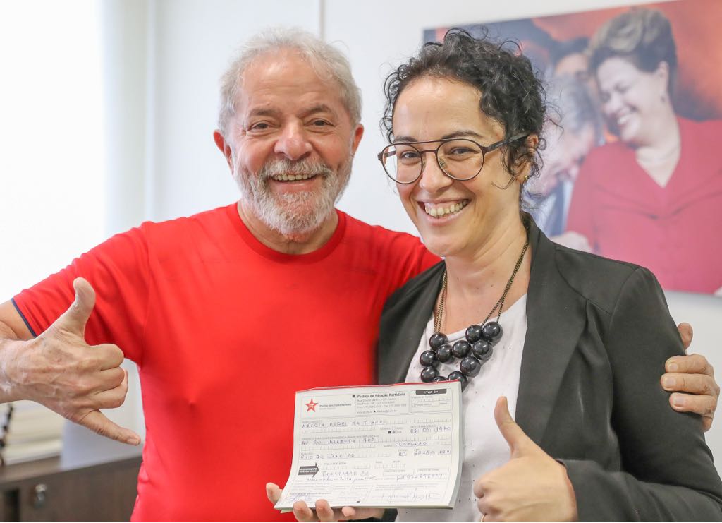 Em um gesto simbólico, a filósofa Marcia Tiburi se filiou nesta terça-feira 6 ao Partido dos Trabalhadores; a decisão de Márcia Tiburi, que tem sido uma grande combatente do golpe que retirou Dilma Rousseff do poder e contra os retrocessos do governo Temer, acontece no dia em que o STJ lavou as mãos e abriu espaço para a prisão de Lula, ao negar o habeas corpus preventivo apresentado pela defesa; relembre entrevista da filósofa à TV 247 (Foto: Gisele Federicce) Em um gesto simbólico, a filósofa Marcia Tiburi se filiou nesta terça-feira 6 ao Partido dos Trabalhadores; a decisão de Márcia Tiburi, que tem sido uma grande combatente do golpe que retirou Dilma Rousseff do poder e contra os retrocessos do governo Temer, acontece no dia em que o STJ lavou as mãos e abriu espaço para a prisão de Lula, ao negar o habeas corpus preventivo apresentado pela defesa; relembre entrevista da filósofa à TV 247