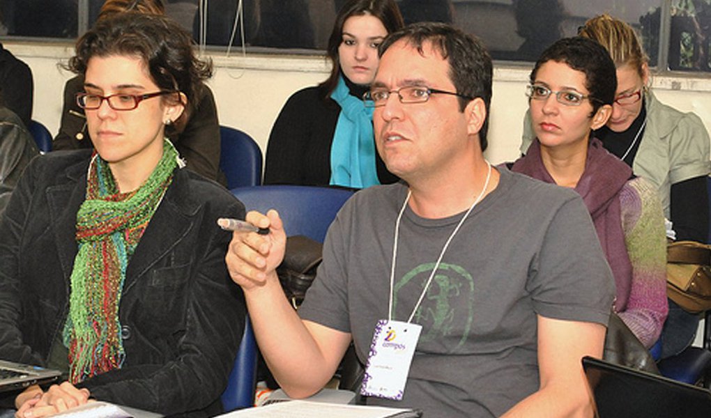 Na primeira aula sobre o golpe de 2016 na Universidade de Brasília (UnB), que aconteceu nesta segunda-feira (5), o professor Luís Felipe Miguel, titular do Instituto de Ciência Política, reafirmou que o impeachment de Dilma Rousseff foi “golpe”; pelo menos 13 universidades já anunciaram disciplinas sobre o “golpe de 2016”; a Comissão de Ética da Presidência abriu processo ético contra o ministro da Educação, Mendonça Filho, após ter dito que recorreria contra o curso (Foto: Leonardo Lucena) Na primeira aula sobre o golpe de 2016 na Universidade de Brasília (UnB), que aconteceu nesta segunda-feira (5), o professor Luís Felipe Miguel, titular do Instituto de Ciência Política, reafirmou que o impeachment de Dilma Rousseff foi “golpe”; pelo menos 13 universidades já anunciaram disciplinas sobre o “golpe de 2016”; a Comissão de Ética da Presidência abriu processo ético contra o ministro da Educação, Mendonça Filho, após ter dito que recorreria contra o curso