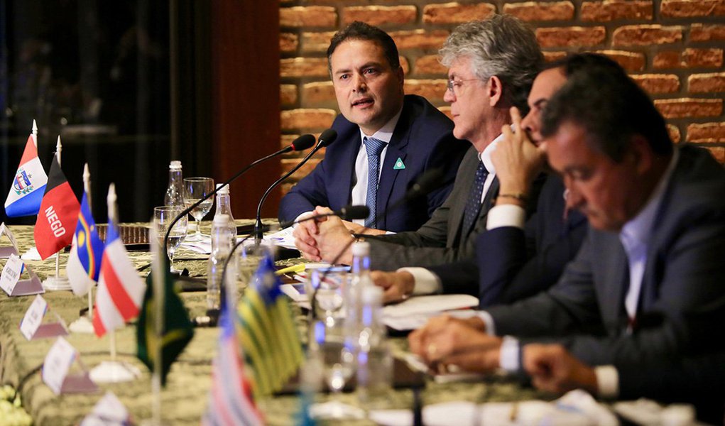 O governador Renan Filho (MDB) defendeu, durante o Encontro de Governadores do Nordeste, no Piauí, a criação do Sistema Nacional de Segurança Pública; a proposta faz parte da Carta de Teresina assinada juntamente com outros três termos que tratam da implementação de políticas públicas para o setor; para ele, “É muito importante que a gente, em diálogo com o Congresso Nacional, com a sociedade, o Governo Federal e com os outros Poderes, crie o Sistema que permita, sobretudo, custear a política de Segurança Pública, como foi possível custear a política pública de Saúde e de Educação” (Foto: Voney Malta) O governador Renan Filho (MDB) defendeu, durante o Encontro de Governadores do Nordeste, no Piauí, a criação do Sistema Nacional de Segurança Pública; a proposta faz parte da Carta de Teresina assinada juntamente com outros três termos que tratam da implementação de políticas públicas para o setor; para ele, “É muito importante que a gente, em diálogo com o Congresso Nacional, com a sociedade, o Governo Federal e com os outros Poderes, crie o Sistema que permita, sobretudo, custear a política de Segurança Pública, como foi possível custear a política pública de Saúde e de Educação”