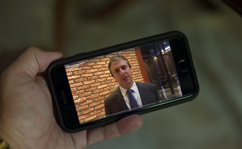 Em bate-papo ao vivo pelo Facebook, o governador Camilo Santana (PT) anunciou que o pagamento da promoção por titulação de 1.731 professores da rede estadual de educação será realizado no primeiro dia útil do próximo mês de maio. “Isso representa o acréscimo de R$ 2,1 milhões por mês (na folha estadual)”, afirmou o chefe do Executivo (Foto: Rodrigo Rocha) Em bate-papo ao vivo pelo Facebook, o governador Camilo Santana (PT) anunciou que o pagamento da promoção por titulação de 1.731 professores da rede estadual de educação será realizado no primeiro dia útil do próximo mês de maio. “Isso representa o acréscimo de R$ 2,1 milhões por mês (na folha estadual)”, afirmou o chefe do Executivo