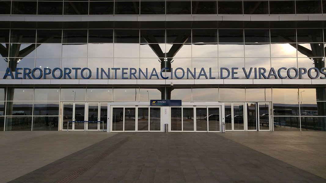 Quadrilha fortemente armada invadiu a área de cargas do aeroporto de Viracopos, em Campinas (SP), e roubou uma carga de dólares transportada da Alemanha para o Brasil pela empresa aérea Lufthansa; assaltantes renderam os funcionários no momento em que a carga era transferida para um carro-forte; valor roubado pela quadrilha não foi informado; as investigações serão conduzidas pela Polícia Federal (Foto: Paulo Emílio) Quadrilha fortemente armada invadiu a área de cargas do aeroporto de Viracopos, em Campinas (SP), e roubou uma carga de dólares transportada da Alemanha para o Brasil pela empresa aérea Lufthansa; assaltantes renderam os funcionários no momento em que a carga era transferida para um carro-forte; valor roubado pela quadrilha não foi informado; as investigações serão conduzidas pela Polícia Federal