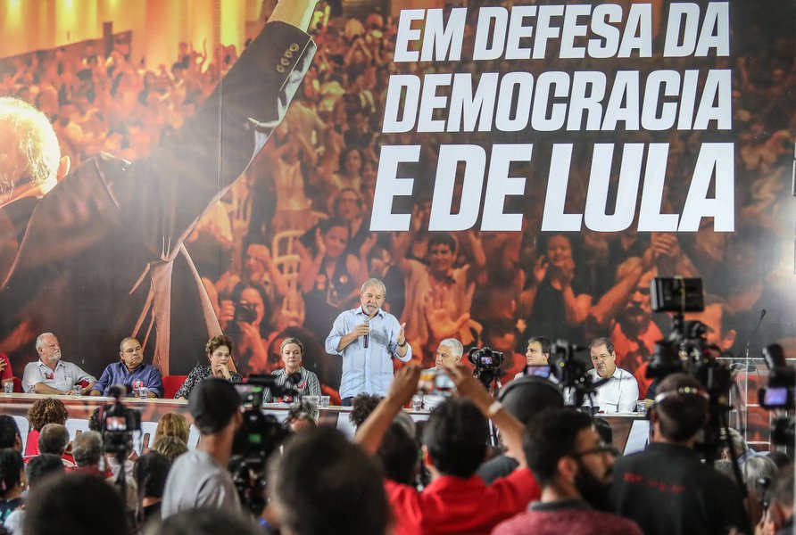 Resolução divulgada pelo partido nesta quinta-feira 25, um dia após a decisão do TRF4, ressalta que a condenação de Lula "é uma farsa judicial que envergonha o Brasil perante o mundo"; após reunião, a Comissão Executiva Nacional do PT reafirma que Lula será o candidato da sigla à presidência e que irá "lutar para retomar o processo de desenvolvimento com inclusão social que retirou mais de 32 milhões da pobreza", "pela recuperação da democracia" e "para fechar a página do golpe"; leia a íntegra (Foto: Gisele Federicce) Resolução divulgada pelo partido nesta quinta-feira 25, um dia após a decisão do TRF4, ressalta que a condenação de Lula "é uma farsa judicial que envergonha o Brasil perante o mundo"; após reunião, a Comissão Executiva Nacional do PT reafirma que Lula será o candidato da sigla à presidência e que irá "lutar para retomar o processo de desenvolvimento com inclusão social que retirou mais de 32 milhões da pobreza", "pela recuperação da democracia" e "para fechar a página do golpe"; leia a íntegra