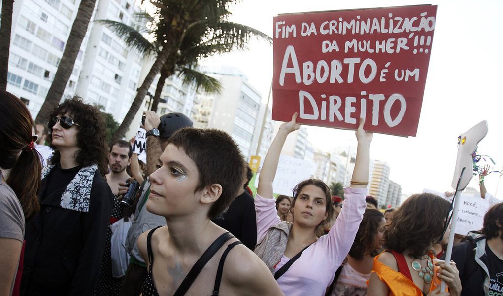 Apoio à descriminalização do aborto cresceu de 23% para 36% no último ano, segundo pesquisa Datafolha; no mesmo levantamento, 57% dos brasileiros disseram acreditar que a mulher deve ser punida e ir para a cadeia caso faça um aborto (Foto: Gisele Federicce) Apoio à descriminalização do aborto cresceu de 23% para 36% no último ano, segundo pesquisa Datafolha; no mesmo levantamento, 57% dos brasileiros disseram acreditar que a mulher deve ser punida e ir para a cadeia caso faça um aborto