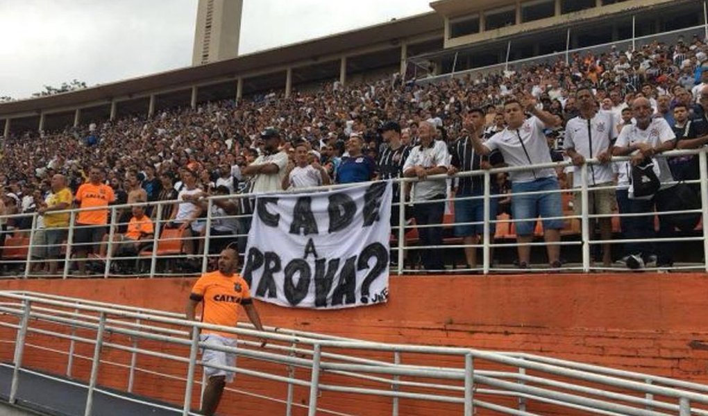 Durante o jogo entre Corinthians e São Paulo pelo campeonato paulista nesse sábado, 27, no Pacaembu, torcedores corintianos protestaram contra a condenação do ex-presidente Lula pelo TRF-4; em faixa estendida na arquibancada do estádio, torceram questionam onde estão as provas de que Lula é dono do triplex do Guarujá e que realizou lavagem de dinheiro (Foto: Aquiles Lins) Durante o jogo entre Corinthians e São Paulo pelo campeonato paulista nesse sábado, 27, no Pacaembu, torcedores corintianos protestaram contra a condenação do ex-presidente Lula pelo TRF-4; em faixa estendida na arquibancada do estádio, torceram questionam onde estão as provas de que Lula é dono do triplex do Guarujá e que realizou lavagem de dinheiro