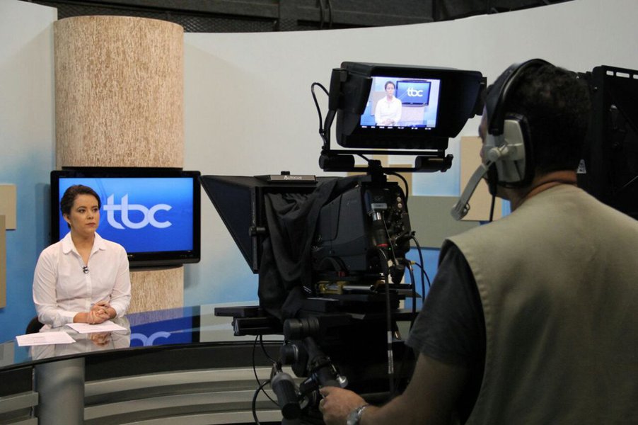 Por determinação do governador Marconi Perillo, interatividade, prioridade para a notícia, prestação de serviços e participação popular passam a ser a marca da programação e do jornalismo dos veículos da Agência Brasil Central (ABC) sob o comando do jornalista João Bosco Bittencourt; o presidente da agência apresentou nesta terça-feira à equipe a proposta de gestão, a Nova ABC; as novas grades para a Televisão Brasil Central (TBC) e a Rádio Brasil Central (RBC) têm foco em novos produtos, com a produção de três novos jornalísticos nos veículos – um programa de notícias matutino, outro nos moldes do Cidade Alerta para o final da tarde e um telejornal interativo e debates à noite (Foto: José Barbacena) Por determinação do governador Marconi Perillo, interatividade, prioridade para a notícia, prestação de serviços e participação popular passam a ser a marca da programação e do jornalismo dos veículos da Agência Brasil Central (ABC) sob o comando do jornalista João Bosco Bittencourt; o presidente da agência apresentou nesta terça-feira à equipe a proposta de gestão, a Nova ABC; as novas grades para a Televisão Brasil Central (TBC) e a Rádio Brasil Central (RBC) têm foco em novos produtos, com a produção de três novos jornalísticos nos veículos – um programa de notícias matutino, outro nos moldes do Cidade Alerta para o final da tarde e um telejornal interativo e debates à noite