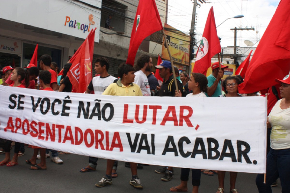 Sindicalistas voltam hoje às ruas para lutar contra a reforma da previdência. De hoje até sábado, estão marcadas seis atividades em diferentes pontos de Fortaleza. Segunda-feira (19) será o Dia Nacional de Luta, organizado em todo o Brasil, pela centrais sindicais e movimentos sociais (Foto: Fatima 247) Sindicalistas voltam hoje às ruas para lutar contra a reforma da previdência. De hoje até sábado, estão marcadas seis atividades em diferentes pontos de Fortaleza. Segunda-feira (19) será o Dia Nacional de Luta, organizado em todo o Brasil, pela centrais sindicais e movimentos sociais