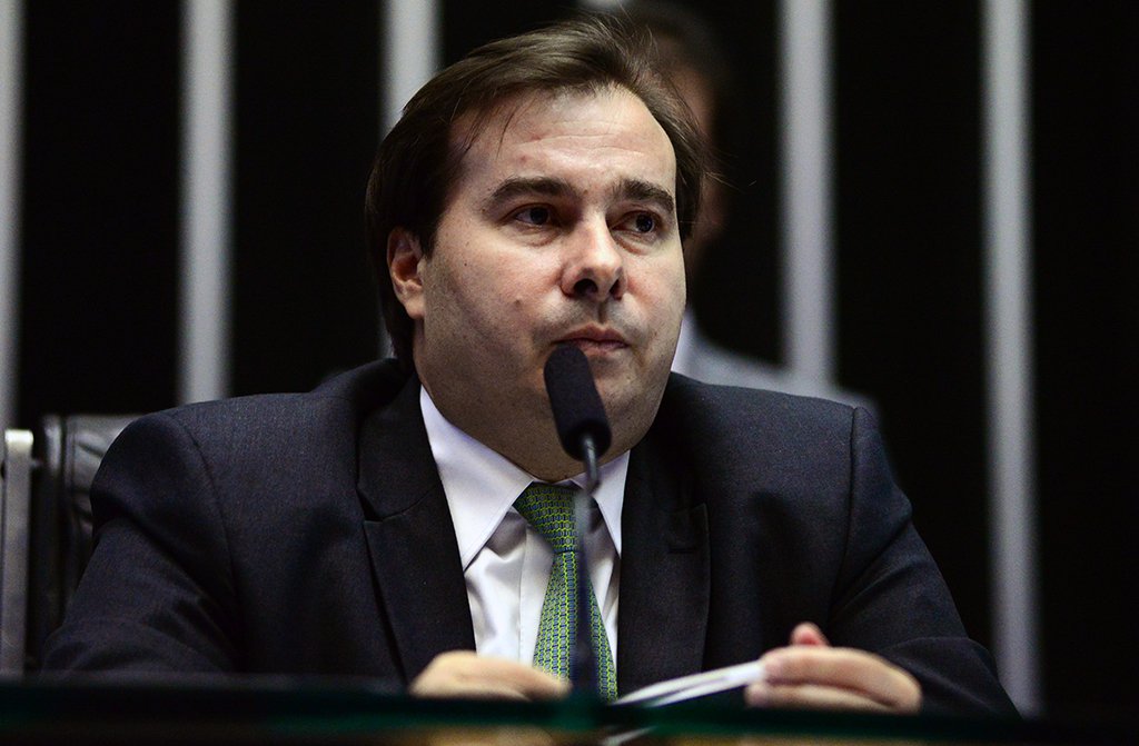 O presidente da Câmara, Rodrigo Maia (DEM-RJ) disse que o rebaixamento da nota de crédito do Brasil pode ajudar no convencimento dos parlamentares em torno da reforma da Previdência; de acordo com o democrata, a avaliação da agência internacional pode contribuir para o avanço da proposta na Câmara "se parte do governo não tentar responsabilizar o Congresso"; agência internacional de classificação risco de Standard & Poor's rebaixou o País para três níveis abaixo do grau de investimento (Foto: Leonardo Lucena) O presidente da Câmara, Rodrigo Maia (DEM-RJ) disse que o rebaixamento da nota de crédito do Brasil pode ajudar no convencimento dos parlamentares em torno da reforma da Previdência; de acordo com o democrata, a avaliação da agência internacional pode contribuir para o avanço da proposta na Câmara "se parte do governo não tentar responsabilizar o Congresso"; agência internacional de classificação risco de Standard & Poor's rebaixou o País para três níveis abaixo do grau de investimento
