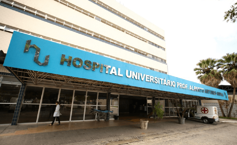Após o desabamento de parte do teto dos banheiros do setor de maternidade, o Hospital Universitário Professor Alberto Antunes (HU), em Maceió, decidiu suspender os atendimentos espontâneos de sua maternidade por 72h; nota do HU diz que decisão pela interrupção se dá pela necessidade de redução dos leitos, mas que não haverá interrupção de atendimento às gestantes de Alto Risco (Foto: Voney Malta) Após o desabamento de parte do teto dos banheiros do setor de maternidade, o Hospital Universitário Professor Alberto Antunes (HU), em Maceió, decidiu suspender os atendimentos espontâneos de sua maternidade por 72h; nota do HU diz que decisão pela interrupção se dá pela necessidade de redução dos leitos, mas que não haverá interrupção de atendimento às gestantes de Alto Risco