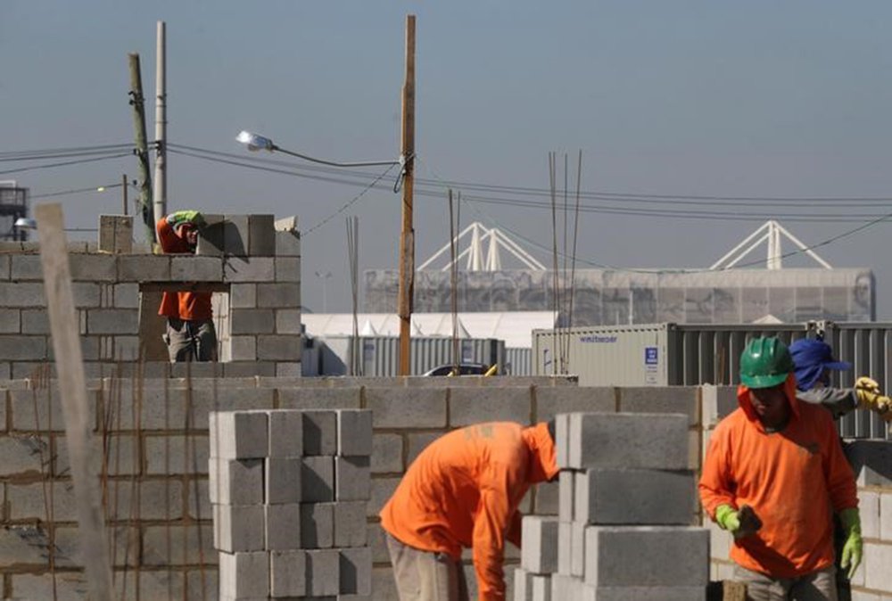 Homens trabalham na construção de casas no Rio de Janeiro 17/06/2016 REUTERS/Ricardo Moraes (Foto: Aquiles Lins) Homens trabalham na construção de casas no Rio de Janeiro 17/06/2016 REUTERS/Ricardo Moraes
