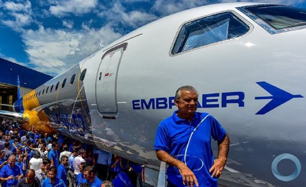 O presidente da Embraer, Paulo Cesar de Souza e Silva, afirmou que não se encontrou ainda com o novo ministro da Defesa, general Joaquim Silva e Luna, mas disse acreditar que nem a troca no comando da pasta, nem o cenário eleitoral podem representar obstáculos às negociações com a Boeing; "Tem toda uma equipe técnica do governo estudando isso. Tem muitas áreas específicas (do governo) envolvidas", afirmou (Foto: Gisele Federicce) O presidente da Embraer, Paulo Cesar de Souza e Silva, afirmou que não se encontrou ainda com o novo ministro da Defesa, general Joaquim Silva e Luna, mas disse acreditar que nem a troca no comando da pasta, nem o cenário eleitoral podem representar obstáculos às negociações com a Boeing; "Tem toda uma equipe técnica do governo estudando isso. Tem muitas áreas específicas (do governo) envolvidas", afirmou