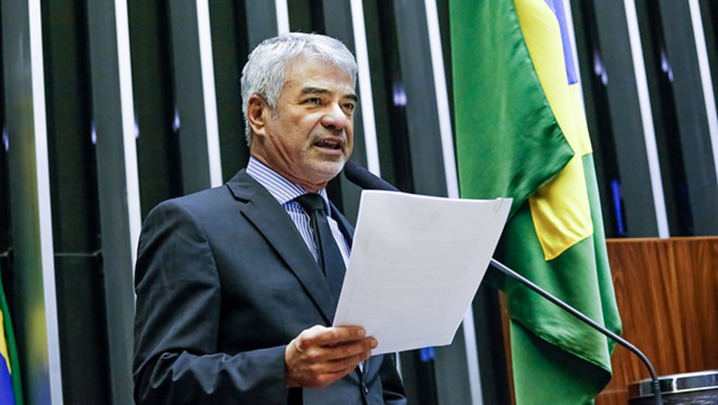 Integrante do Conselho da República, órgão previsto na Constituição para tratar de temas de gravidade para o País, o senador Humberto Costa (PT-PE) apresentou requerimentos à Presidência da República para saber quais foram os motivos que levaram o governo Temer a intervir na segurança do Rio, quanto será gasto, de onde sairá o dinheiro e qual o resultado das operações militares lá realizadas, entre outras dúvidas; “Na reunião do Conselho da República com Temer e seus ministros, na última segunda, perguntei se houve crescimento da violência no Rio que justificasse a medida. Ninguém soube responder na hora” (Foto: Leonardo Lucena) Integrante do Conselho da República, órgão previsto na Constituição para tratar de temas de gravidade para o País, o senador Humberto Costa (PT-PE) apresentou requerimentos à Presidência da República para saber quais foram os motivos que levaram o governo Temer a intervir na segurança do Rio, quanto será gasto, de onde sairá o dinheiro e qual o resultado das operações militares lá realizadas, entre outras dúvidas; “Na reunião do Conselho da República com Temer e seus ministros, na última segunda, perguntei se houve crescimento da violência no Rio que justificasse a medida. Ninguém soube responder na hora”